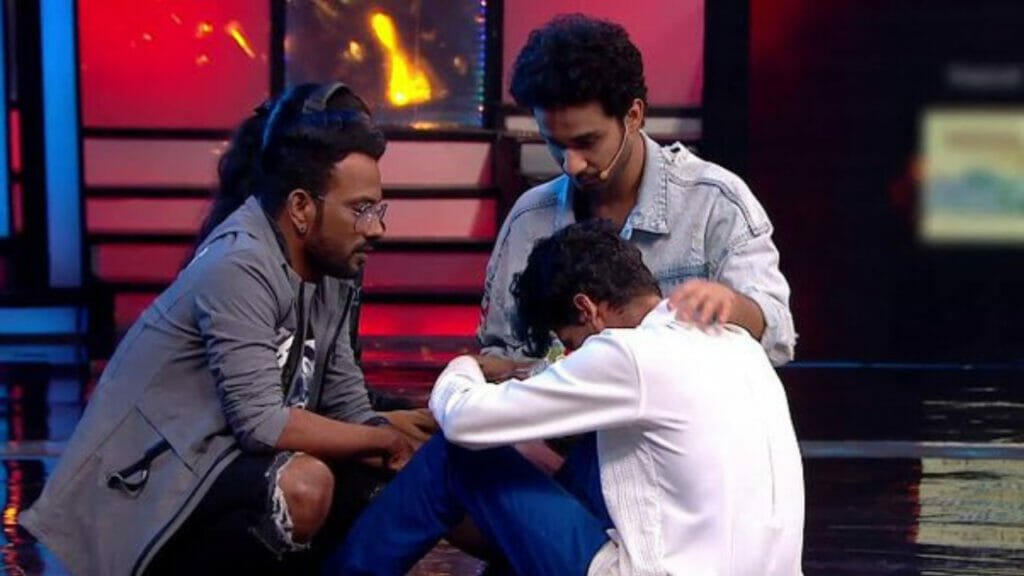 Men in Reality TV where judge dharmesh along with raghav juyal consoling a male contestant.